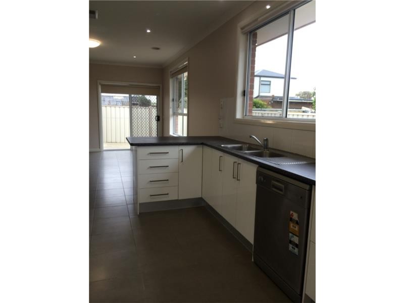 2/16 Chelsey Street, Ardeer VIC 3022