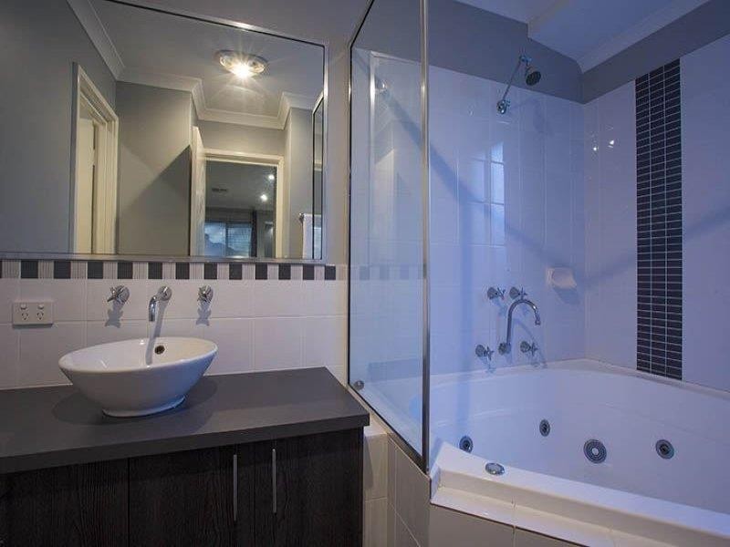 6 Botany Parade, Hammond Park WA 6164
