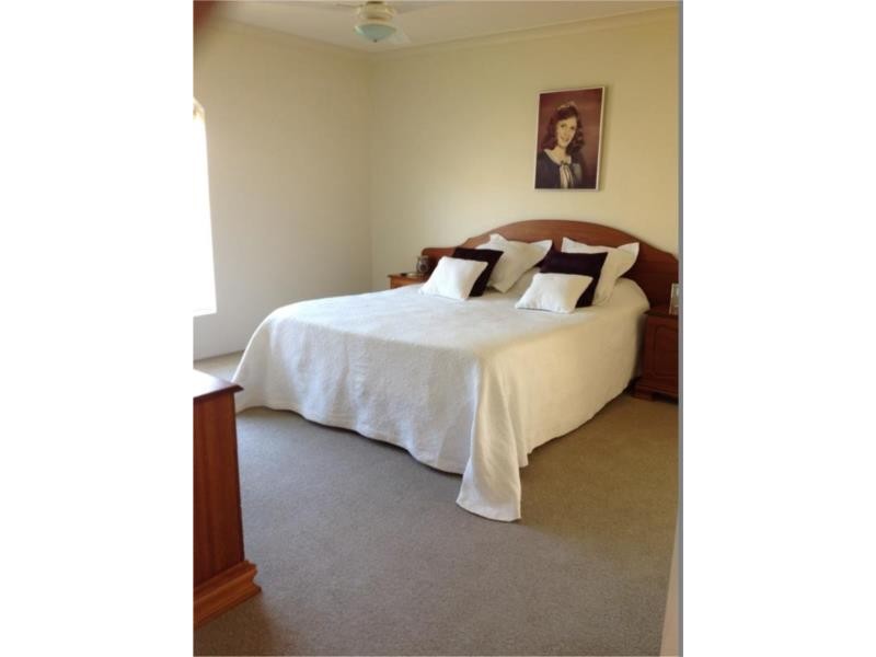 18 Berrigan Row, Halls Head WA 6210