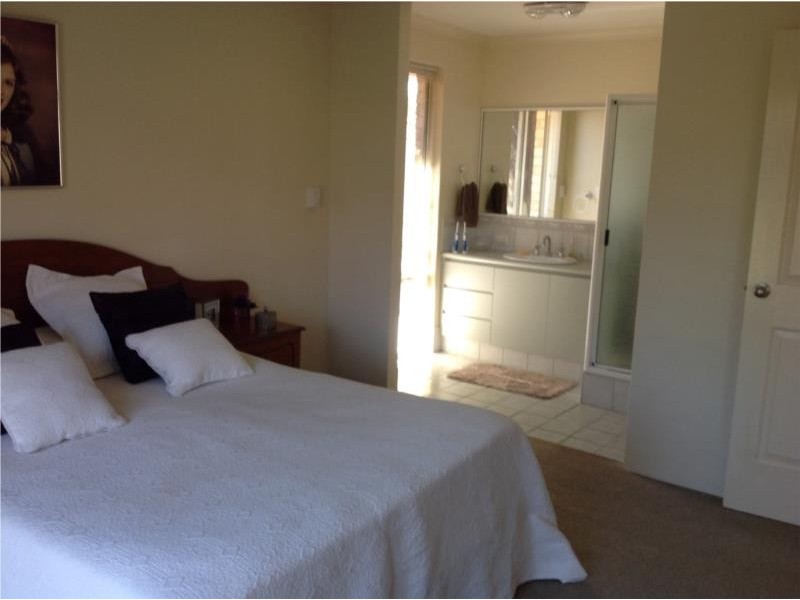 18 Berrigan Row, Halls Head WA 6210