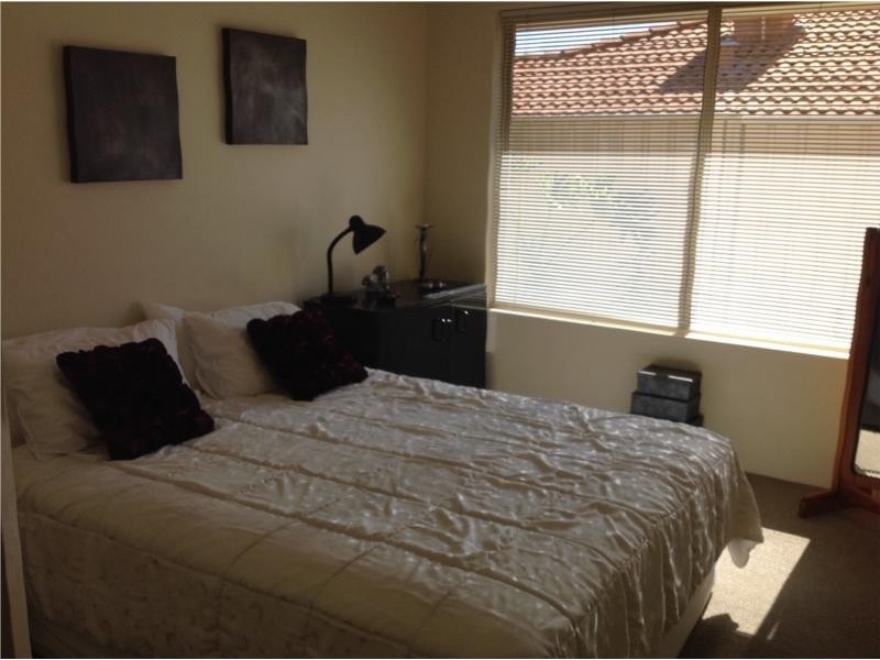 18 Berrigan Row, Halls Head WA 6210