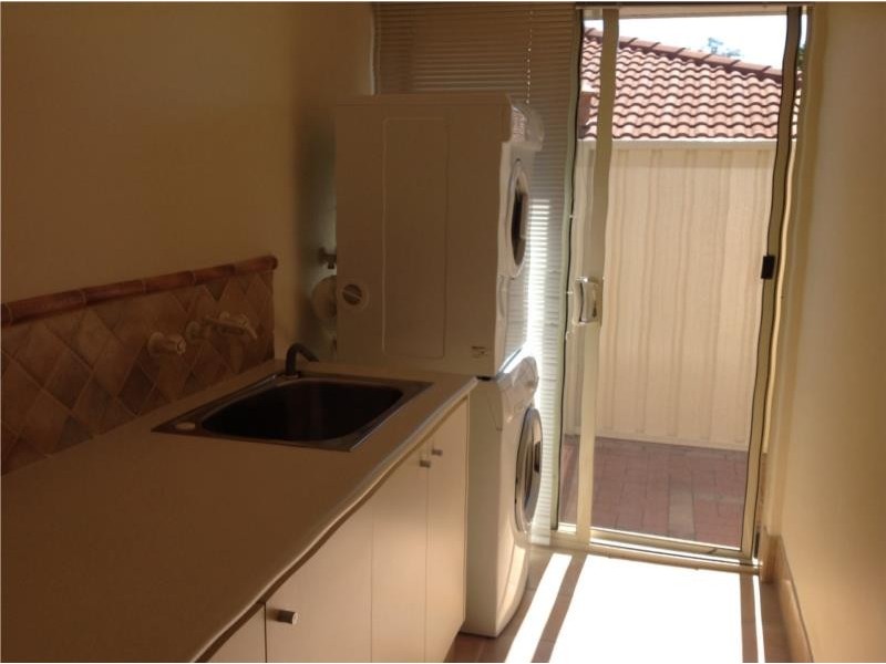 18 Berrigan Row, Halls Head WA 6210