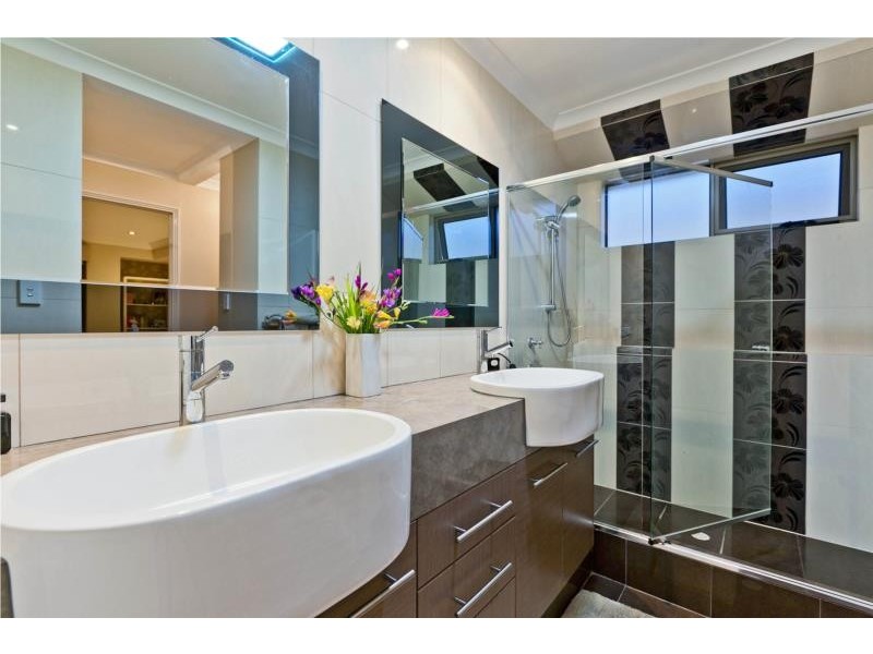 53 Buckingham Road, Swan View WA 6056