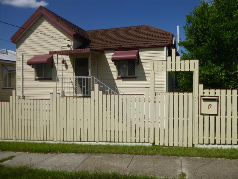 19 Dorinda Street, Greenslopes QLD 4120