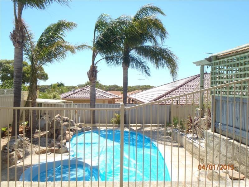 6 Berrigan Row, Halls Head WA 6210