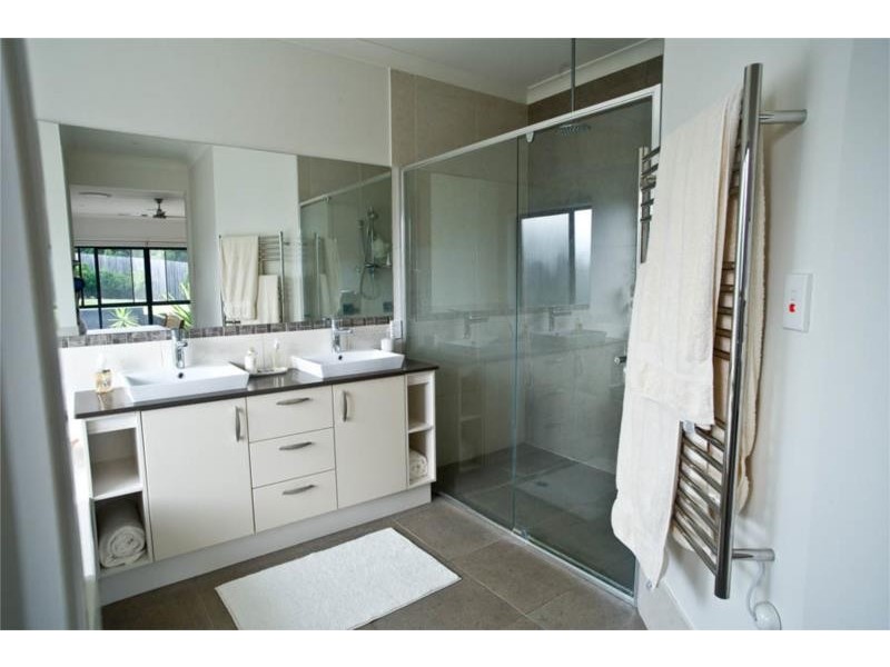 2 Malcomia Street, Redland Bay QLD 4165