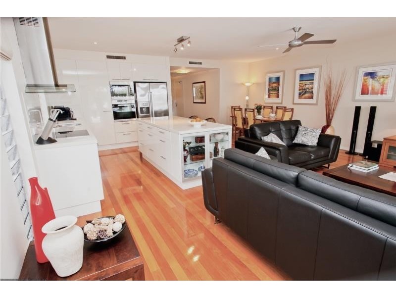 2/541 Esplanade, Urangan QLD 4655