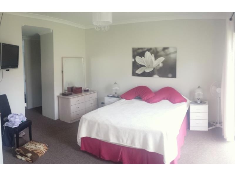 8 Merton Avenue, College Grove WA 6230