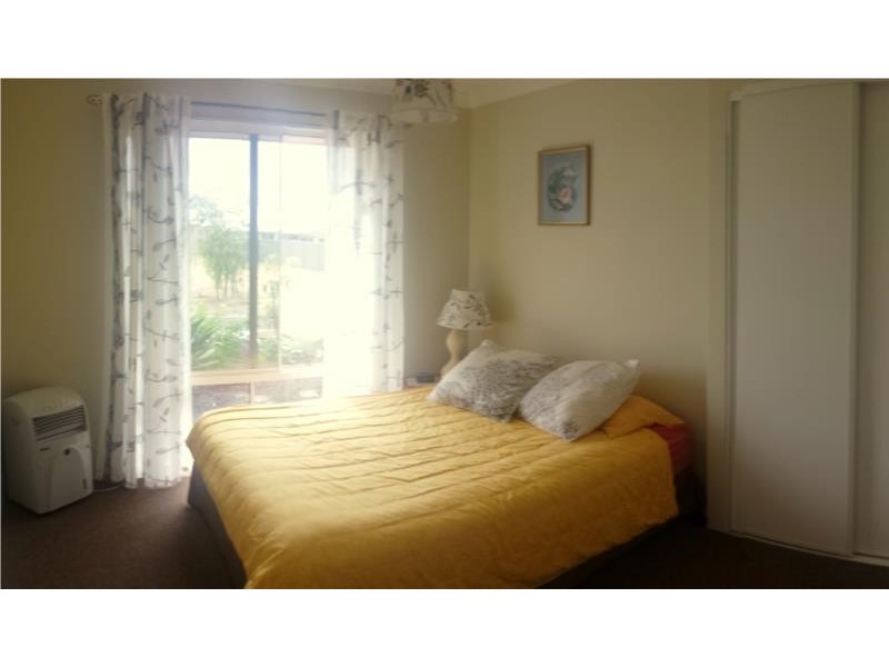 8 Merton Avenue, College Grove WA 6230