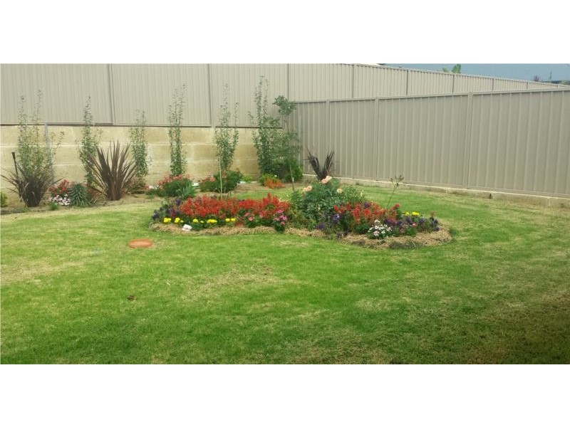 8 Merton Avenue, College Grove WA 6230