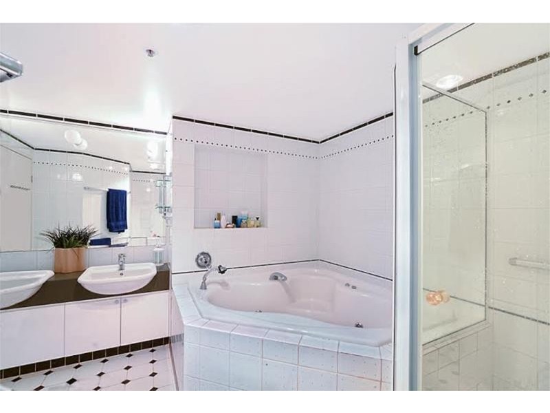 12 Commodore Drive, Main Beach QLD 4217