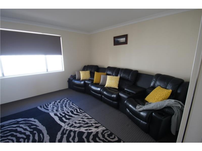 4 Ashendon Boulevard, Hammond Park WA 6164