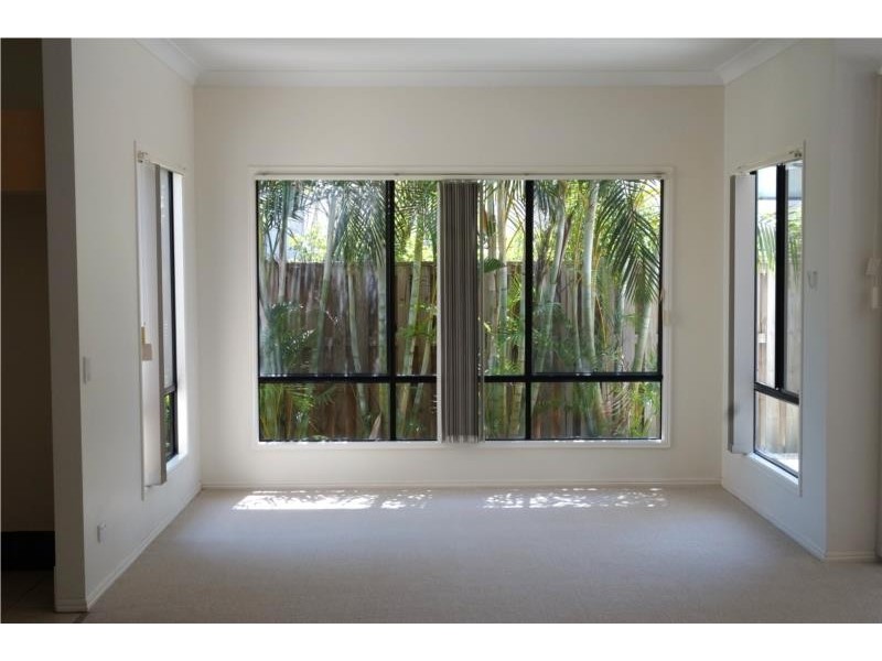 1/27 McRae Circuit, Pacific Pines QLD 4211