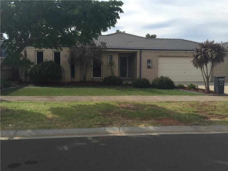 24 Indigo Square, Brookfield VIC 3338