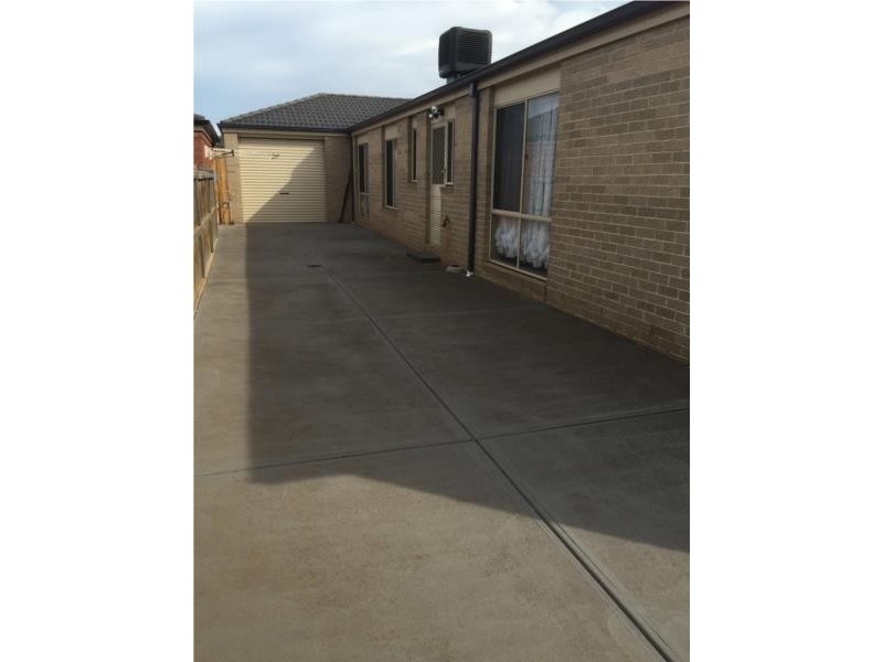 24 Indigo Square, Brookfield VIC 3338