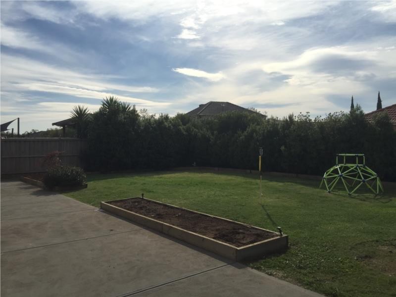 24 Indigo Square, Brookfield VIC 3338