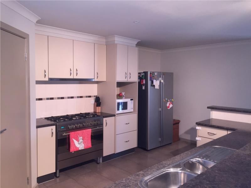 24 Indigo Square, Brookfield VIC 3338