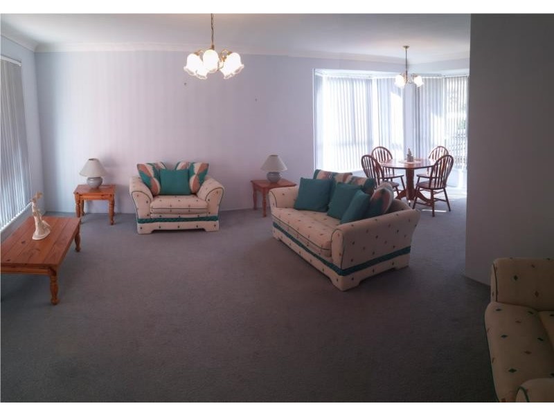 8 Bracken Close, Cameron Park NSW 2285