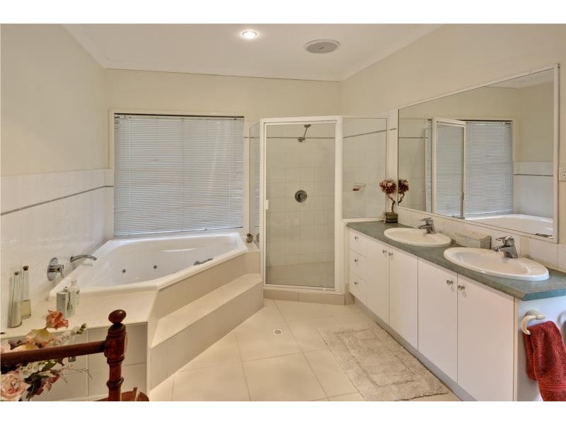 7 Knowles Place, Glass House Mountains QLD 4518