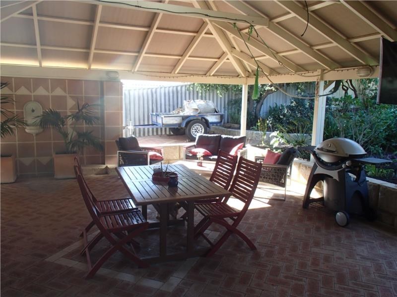 16 Churchill Drive, Swan View WA 6056