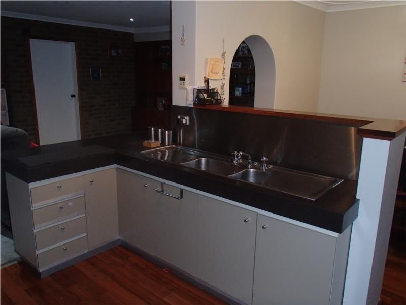 16 Churchill Drive, Swan View WA 6056