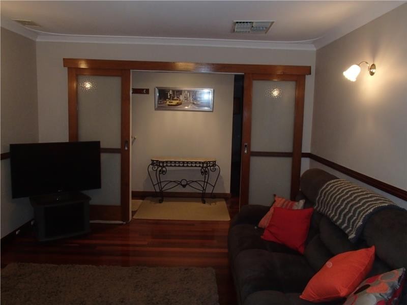 16 Churchill Drive, Swan View WA 6056