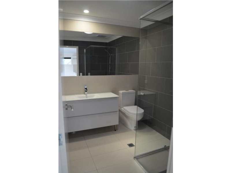 2/1 Jippi Avenue, Southport QLD 4215