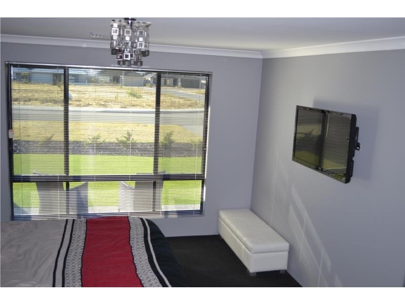 6 Toulon Mews, Piara Waters WA 6112