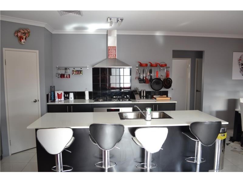 6 Toulon Mews, Piara Waters WA 6112