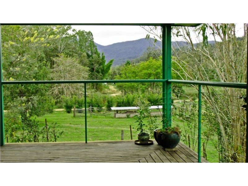 15 Thurgoods Road, Finch Hatton QLD 4756