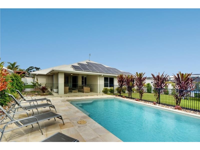 42 Whitehaven Way, Pelican Waters QLD 4551