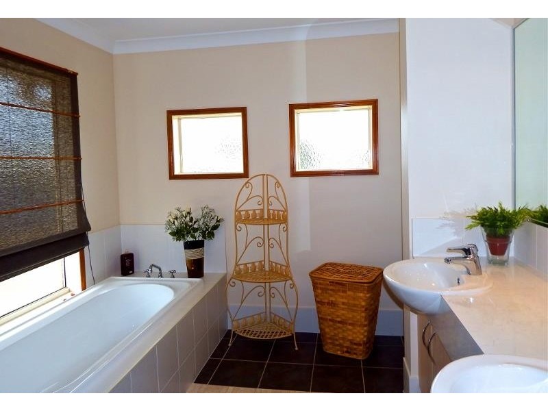 24 Kennedia Court, North Lakes QLD 4509