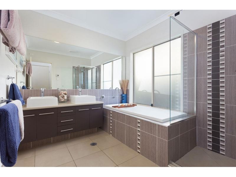 30 John Markwell Parade, Daisy Hill QLD 4127