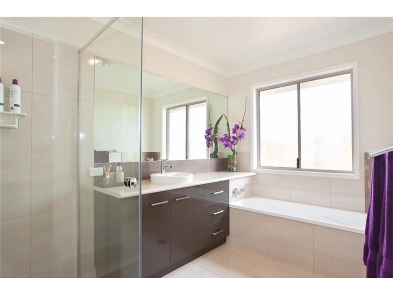 5 Renshaw Crescent, Kearneys Spring QLD 4350