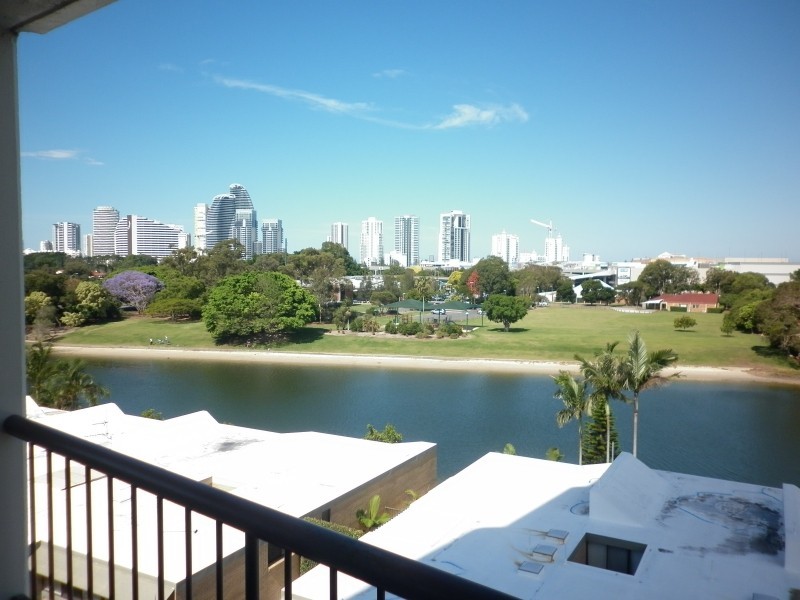 18/54 Hooker Boulevard, Mermaid Waters QLD 4218