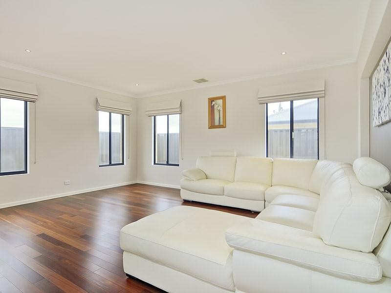 10 Saxon Link, Aveley WA 6069