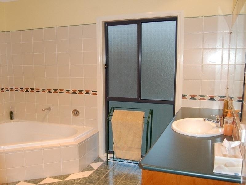 14 Viola Drive, Redland Bay QLD 4165