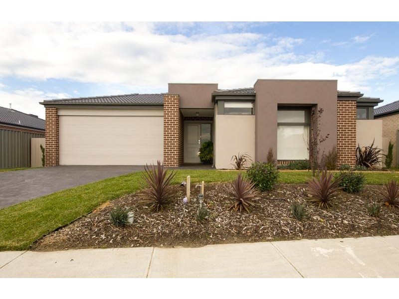 7 Stately Drive, Cranbourne East VIC 3977