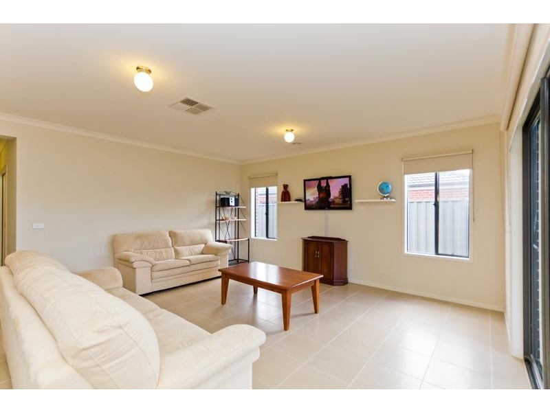 7 Stately Drive, Cranbourne East VIC 3977