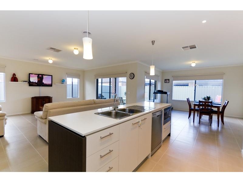 7 Stately Drive, Cranbourne East VIC 3977