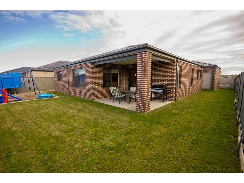 7 Stately Drive, Cranbourne East VIC 3977