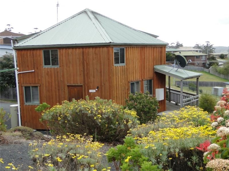 17 Erythos Grove, St Helens TAS 7216