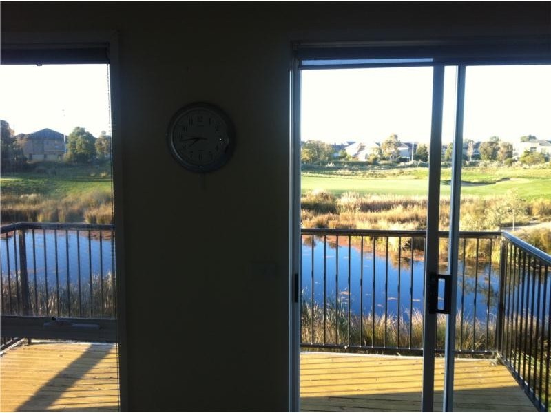 3/32 Sandlewood lane, Sanctuary Lakes VIC 3030