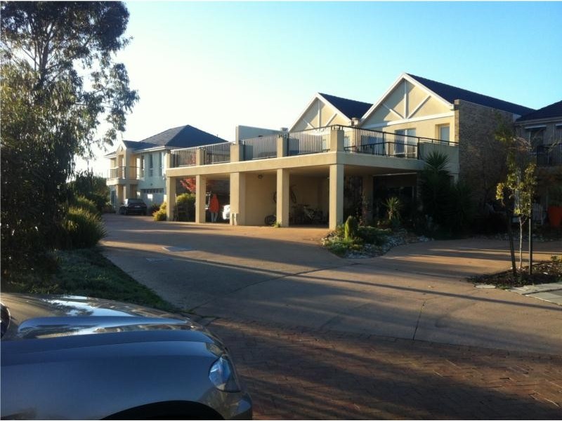 3/32 Sandlewood lane, Sanctuary Lakes VIC 3030