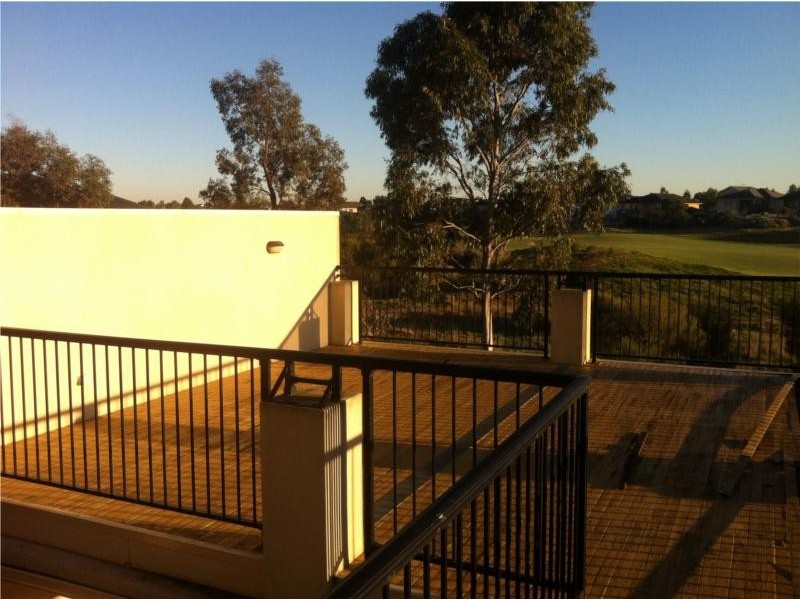 3/32 Sandlewood lane, Sanctuary Lakes VIC 3030