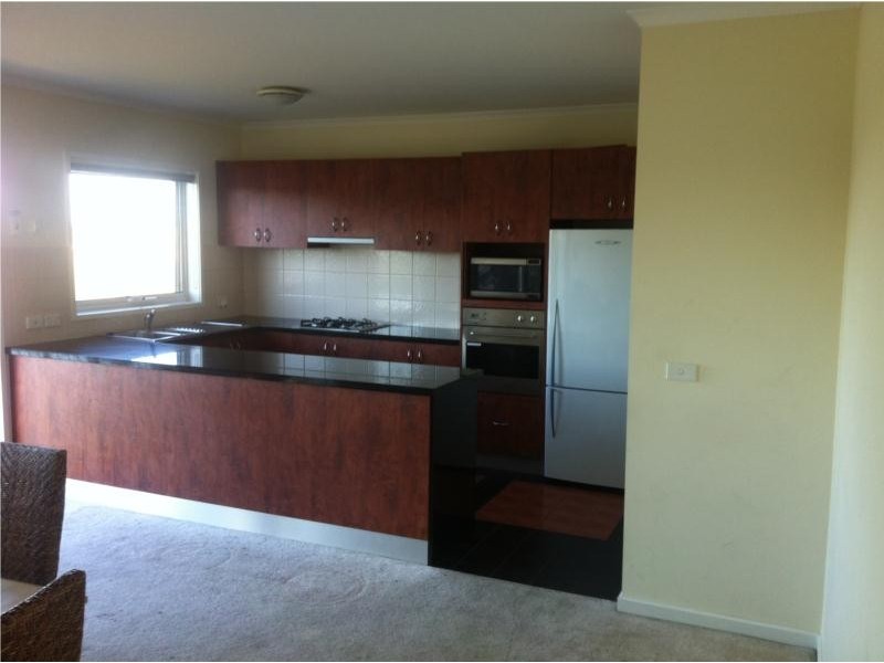 3/32 Sandlewood lane, Sanctuary Lakes VIC 3030