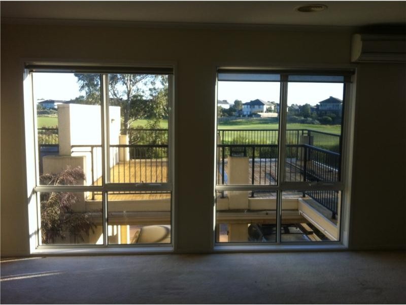 3/32 Sandlewood lane, Sanctuary Lakes VIC 3030