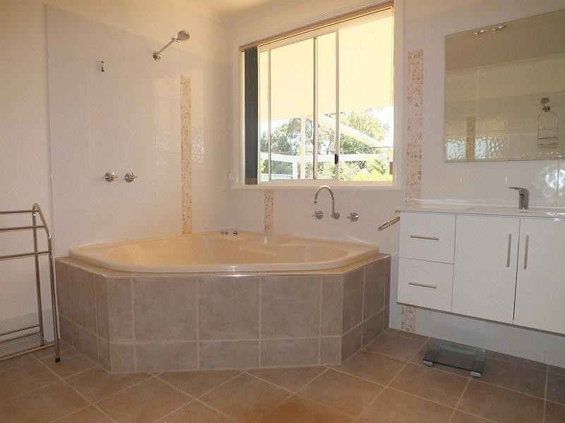 24 Scales Street, Penshurst VIC 3289