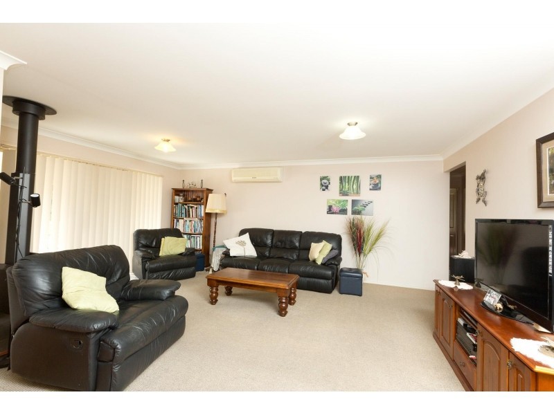 6 Peppermint Place, Old Bar NSW 2430