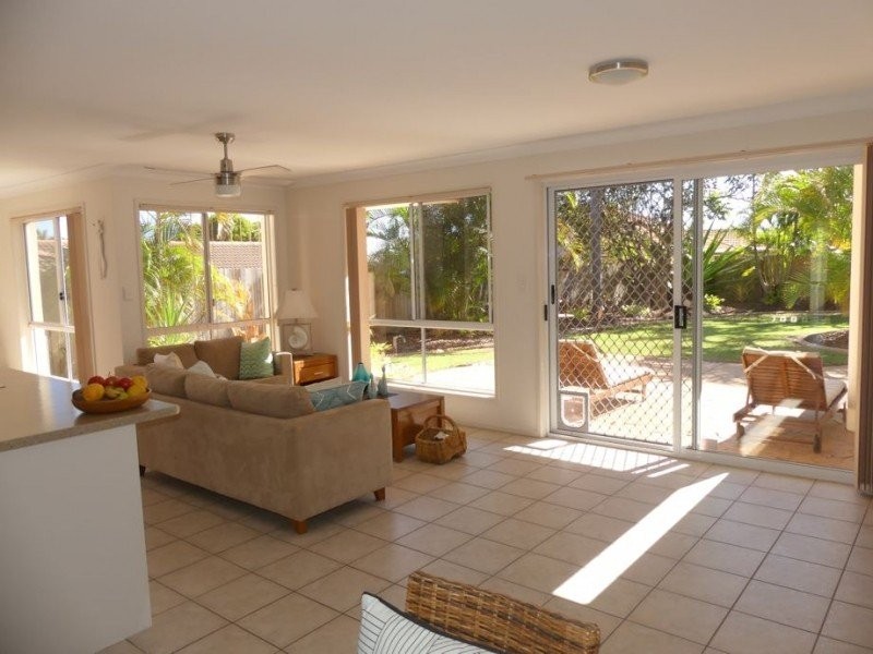 6 Headsail Drive, Banksia Beach QLD 4507